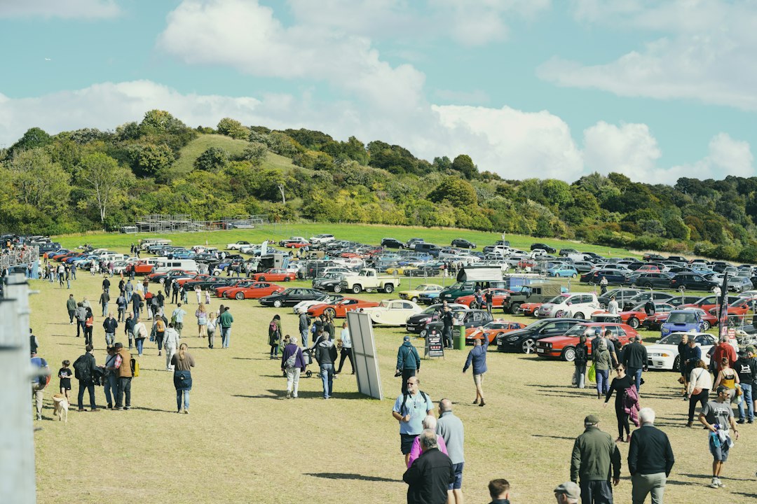 Cineastischer Automotive-Film mit klassischen Fahrzeugen bei einem Event