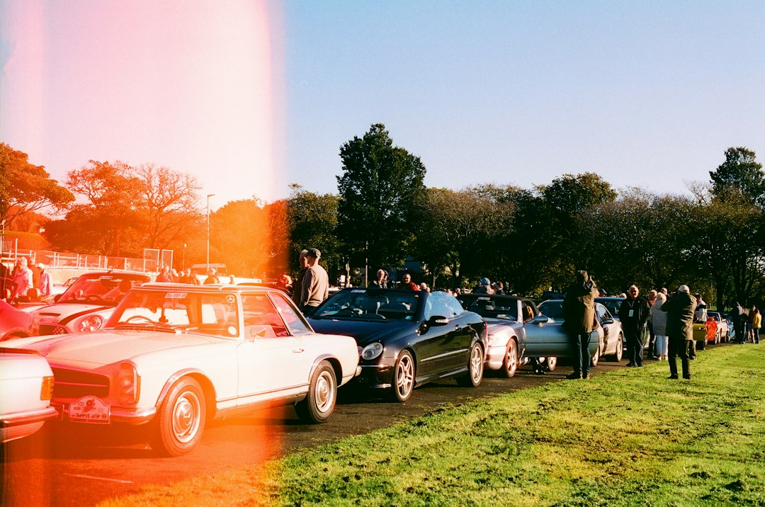 Cinematographer filmt klassische Fahrzeuge bei einem Event
